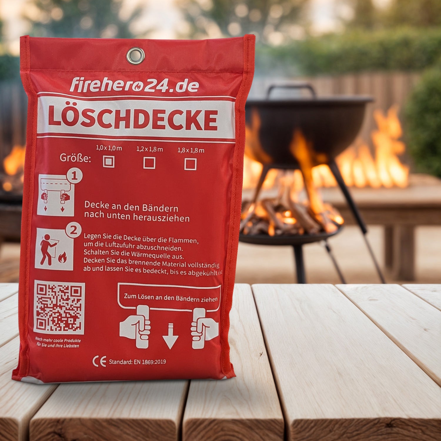 Feuerlöschdecke von firehero24.de als Sicherheitsmaßnahme neben offenem Grillfeuer auf Terrasse – ideal für präventiven Brandschutz beim Grillen